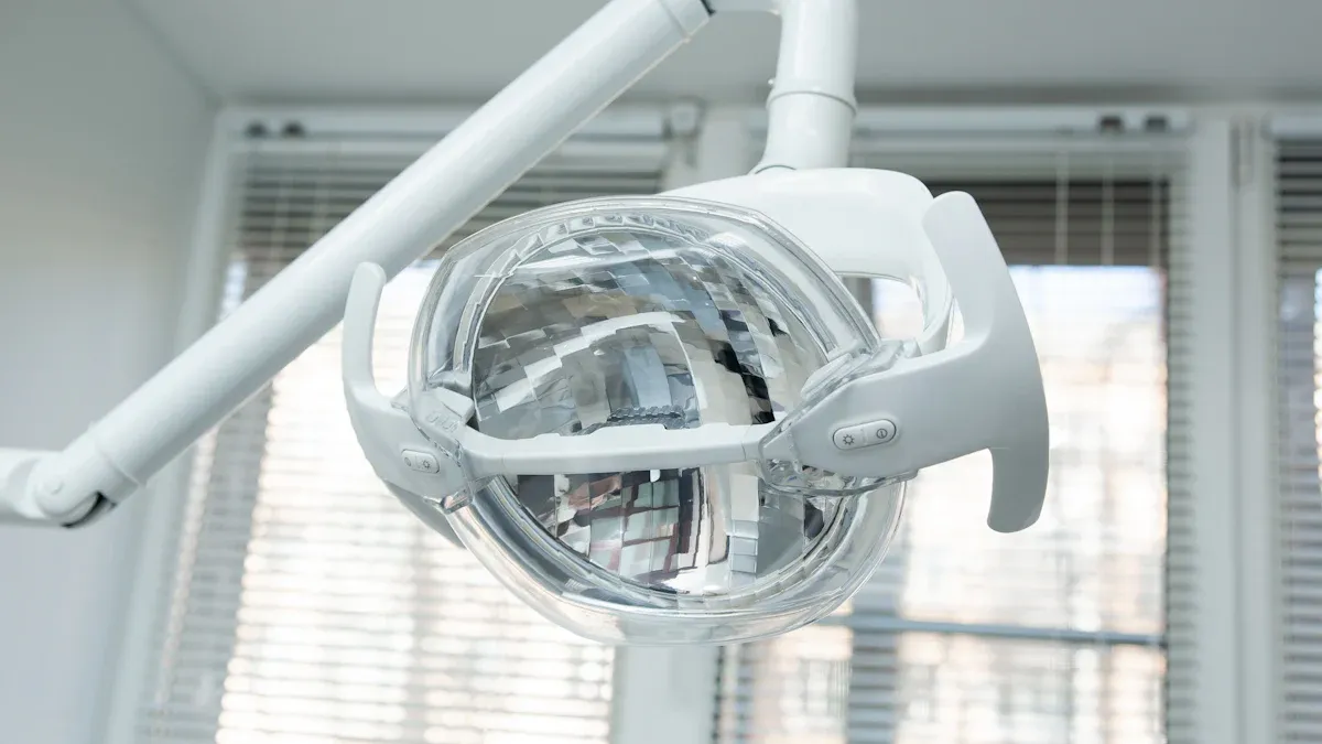 Основни савети за одржавање и чишћење медицинске опреме за осветљење